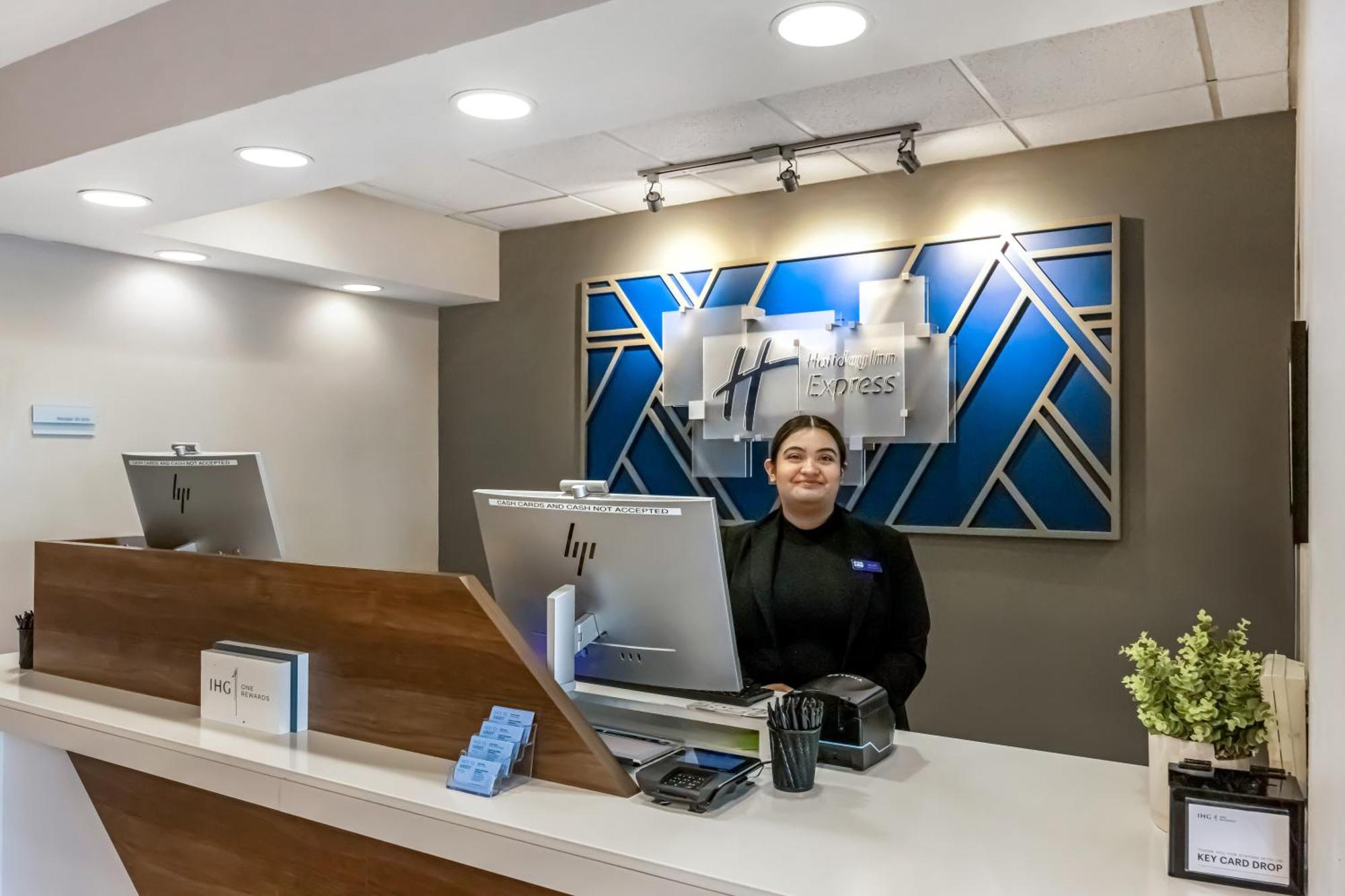 Holiday Inn Express Crestwood By Ihg Εξωτερικό φωτογραφία
