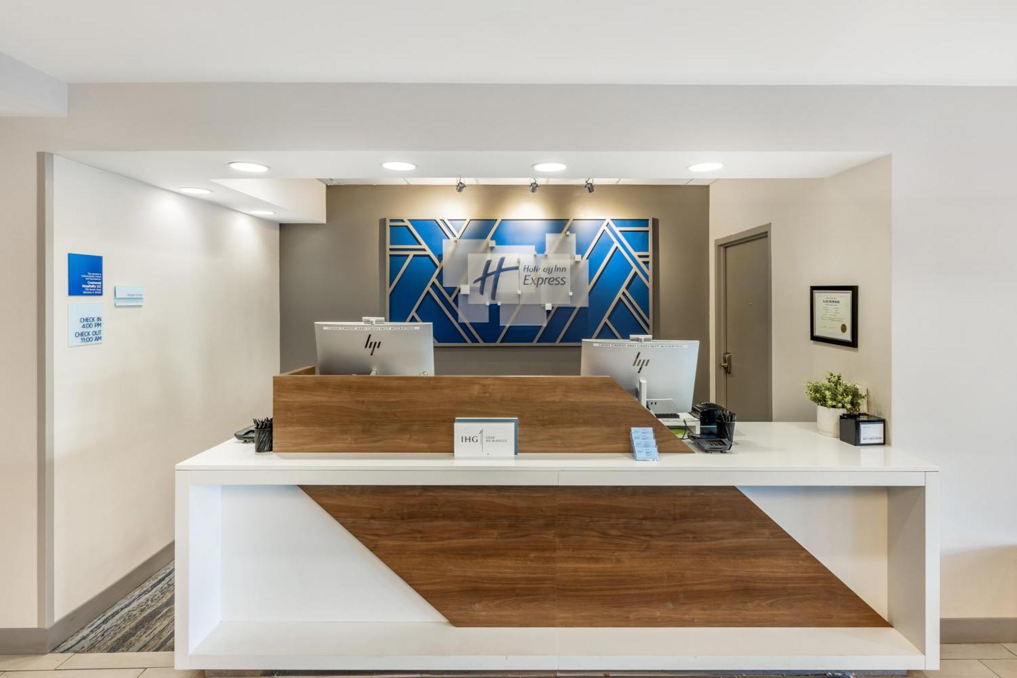 Holiday Inn Express Crestwood By Ihg Εξωτερικό φωτογραφία
